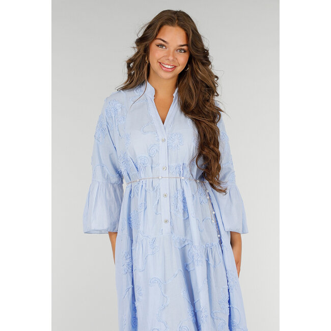 Hellblaues Maxikleid aus Baumwolle mit Stickerei und Knöpfen