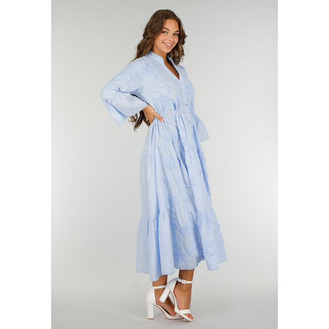 Hellblaues Maxikleid aus Baumwolle mit Stickerei und Knöpfen