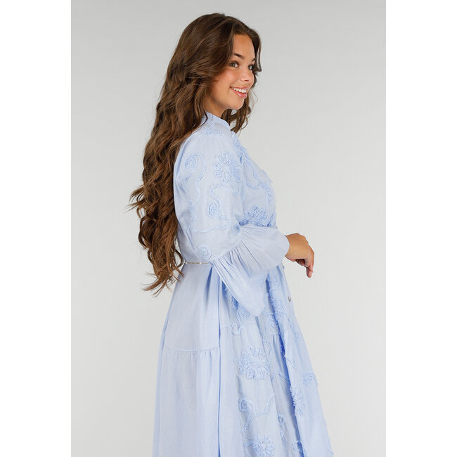 Hellblaues Maxikleid aus Baumwolle mit Stickerei und Knöpfen