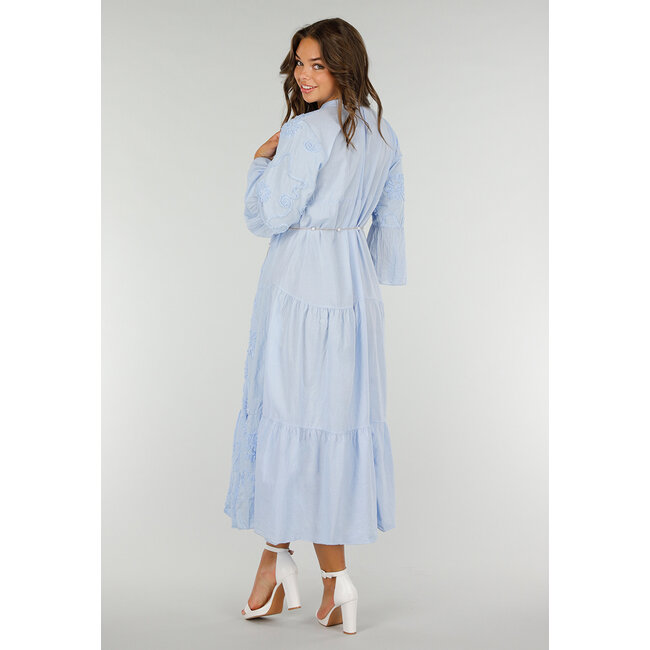 Hellblaues Maxikleid aus Baumwolle mit Stickerei und Knöpfen
