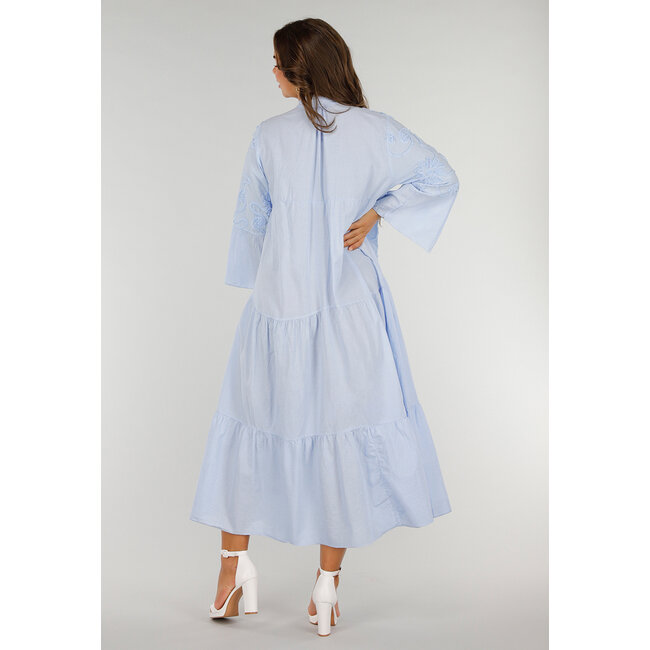 Hellblaues Maxikleid aus Baumwolle mit Stickerei und Knöpfen