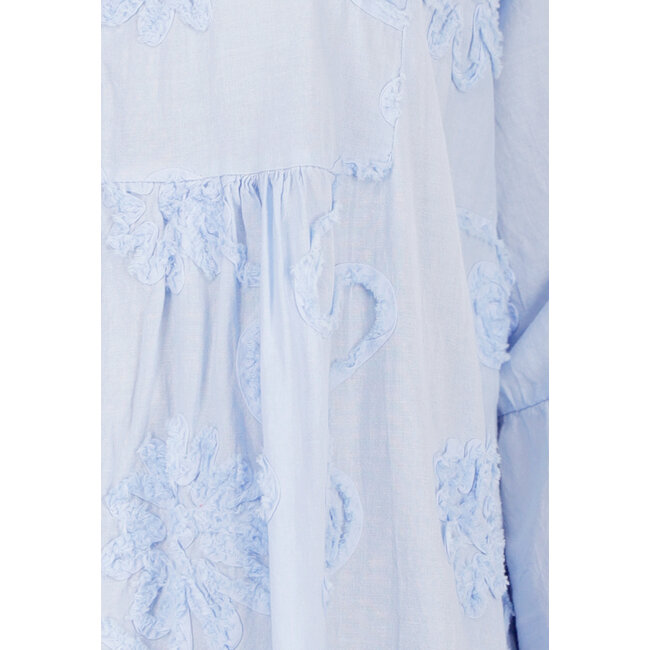 Hellblaues Maxikleid aus Baumwolle mit Stickerei und Knöpfen