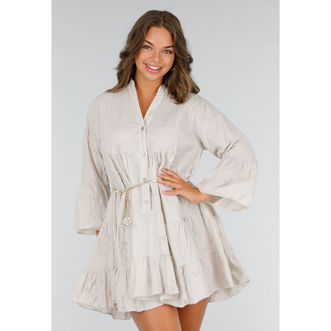 Beigefarbenes Baumwollkleid mit Stickerei, Knöpfen und Volant