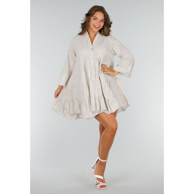 Beigefarbenes Baumwollkleid mit Stickerei, Knöpfen und Volant