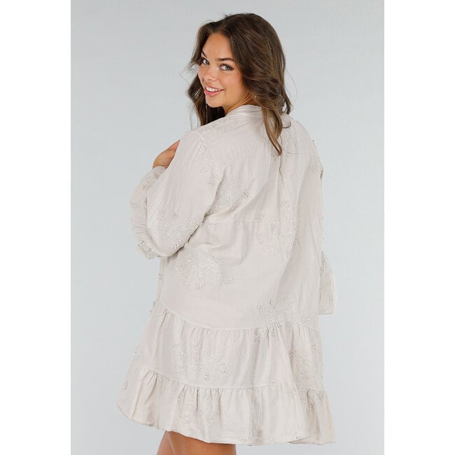 Beigefarbenes Baumwollkleid mit Stickerei, Knöpfen und Volant