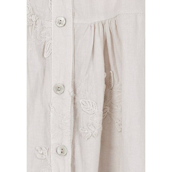 Beigefarbenes Baumwollkleid mit Stickerei, Knöpfen und Volant