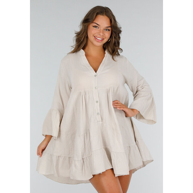 Beigefarbenes Baumwollkleid in Leinenoptik mit A-Linie, Rüschen und Knopfverschluss