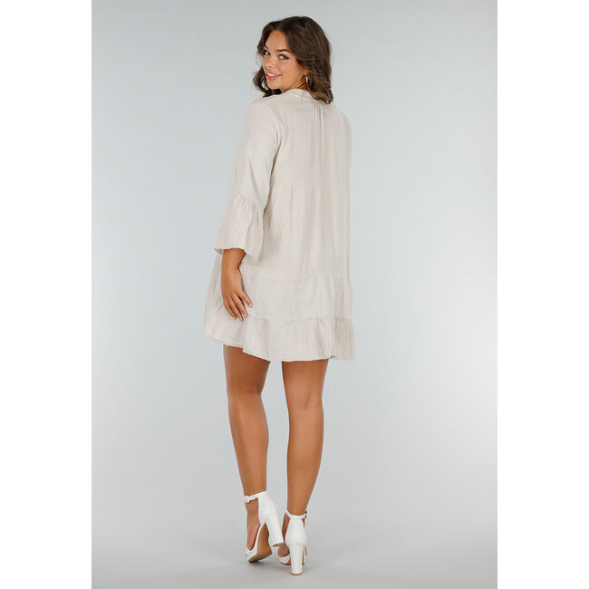 Beigefarbenes Baumwollkleid in Leinenoptik mit A-Linie, Rüschen und Knopfverschluss