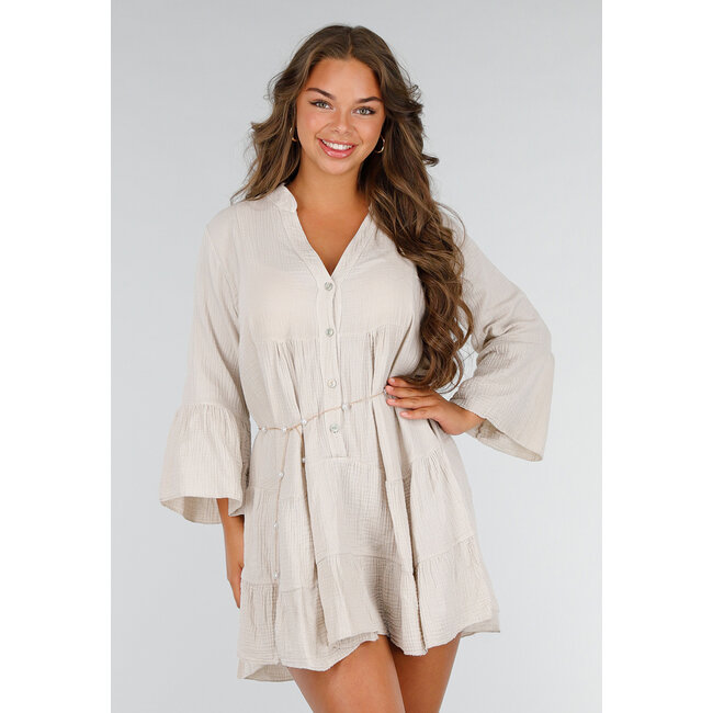 Beigefarbenes Baumwollkleid in Leinenoptik mit A-Linie, Rüschen und Knopfverschluss