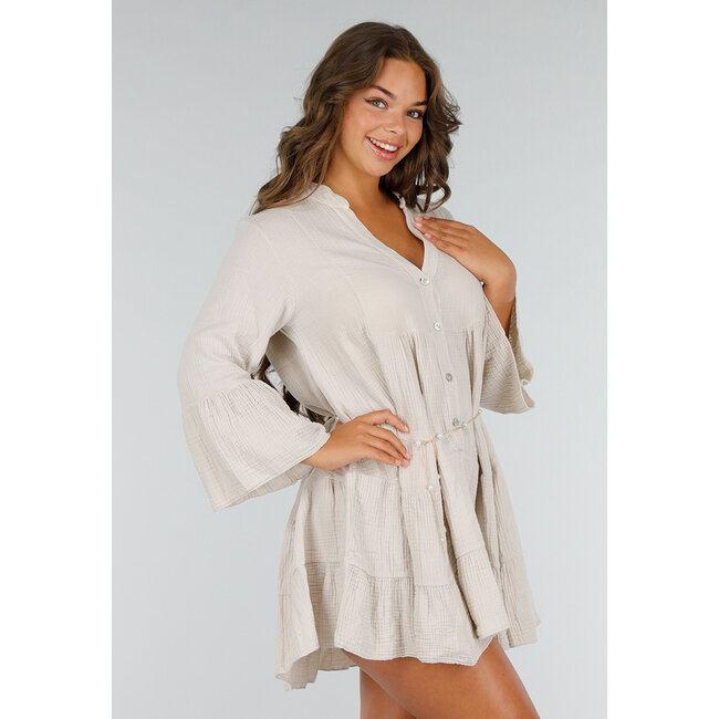 Beigefarbenes Baumwollkleid in Leinenoptik mit A-Linie, Rüschen und Knopfverschluss