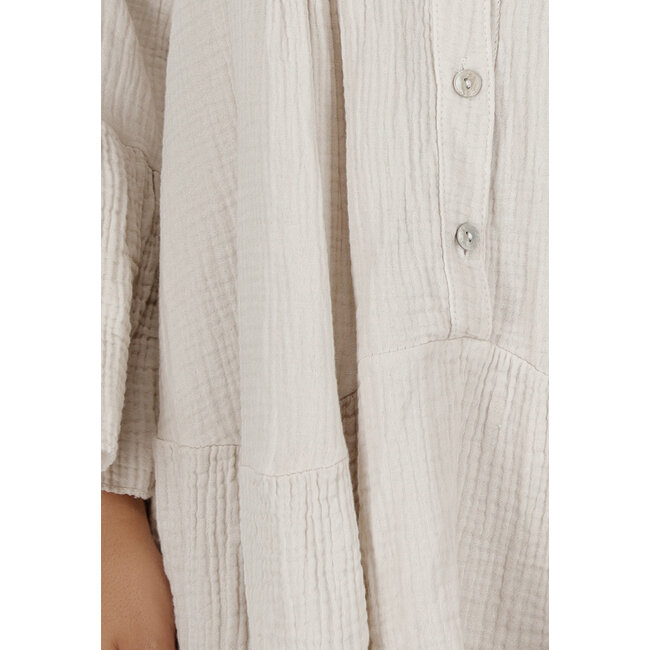 Beigefarbenes Baumwollkleid in Leinenoptik mit A-Linie, Rüschen und Knopfverschluss