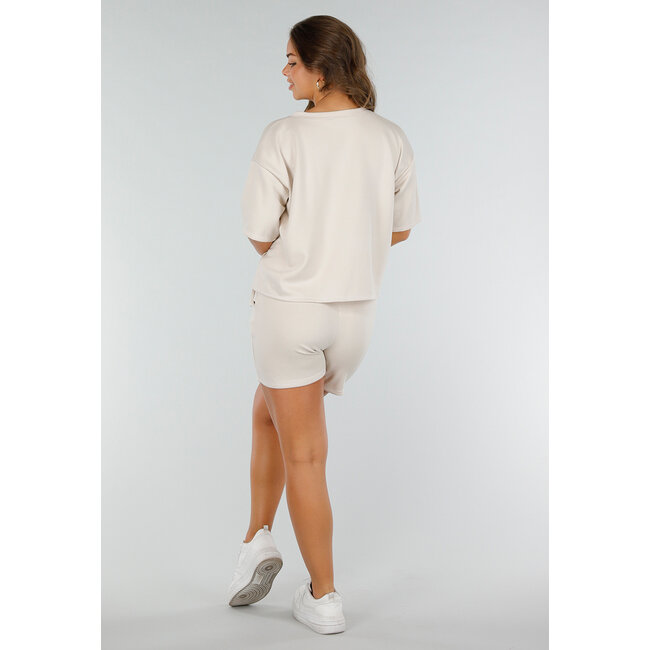 Beigefarbenes Stretch-Set mit übergroßem Shirt und Shorts