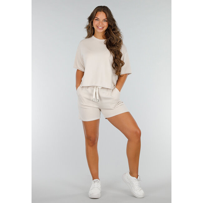 Beigefarbenes Stretch-Set mit übergroßem Shirt und Shorts