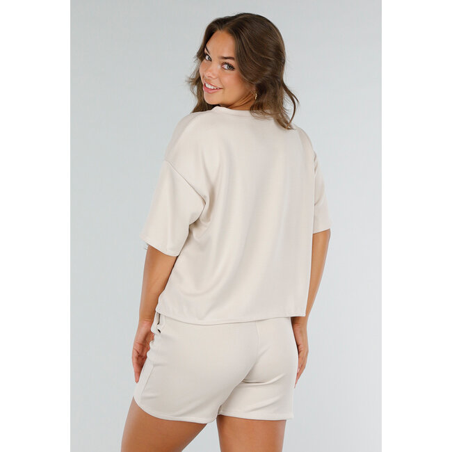 Beigefarbenes Stretch-Set mit übergroßem Shirt und Shorts