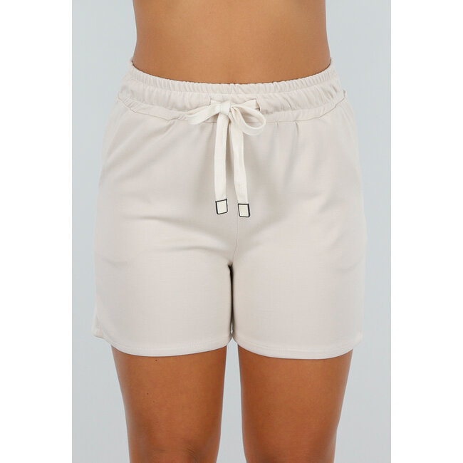 Beigefarbenes Stretch-Set mit übergroßem Shirt und Shorts