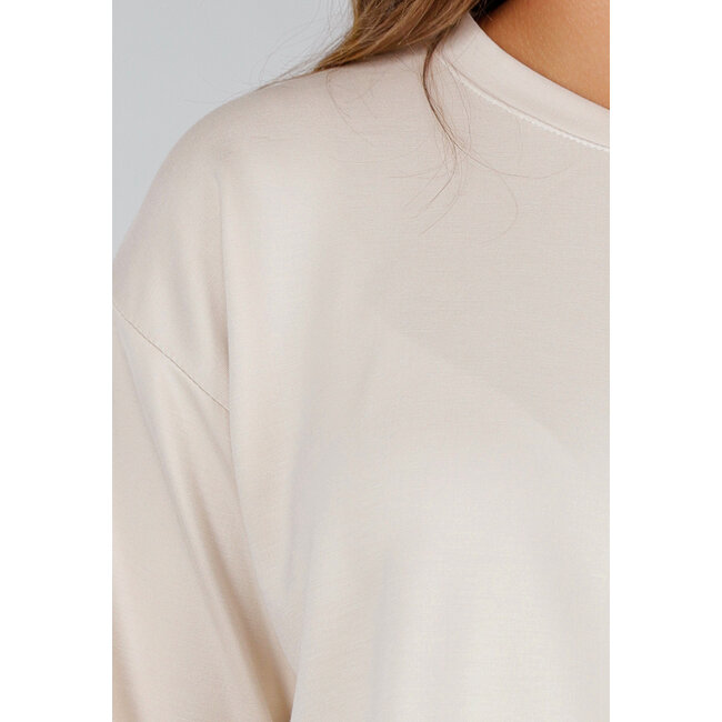 Beigefarbenes Stretch-Set mit übergroßem Shirt und Shorts