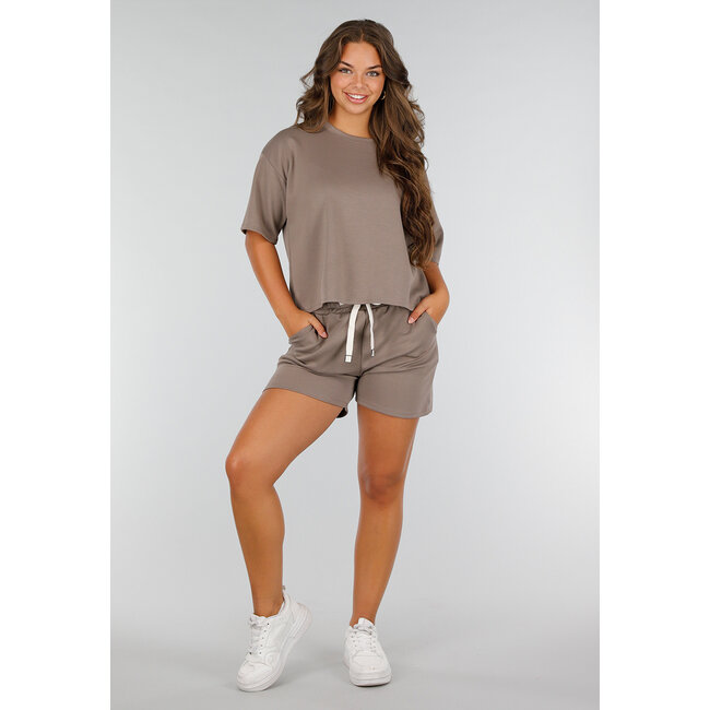 Taupefarbenes Stretch-Set mit übergroßem Shirt und elastischer Short