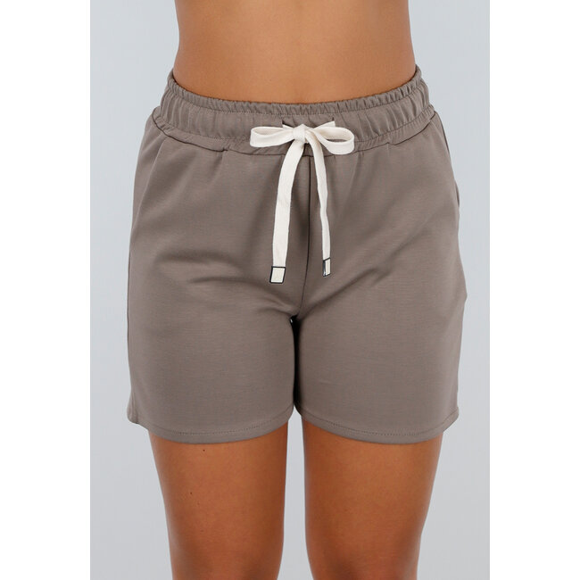 Taupefarbenes Stretch-Set mit übergroßem Shirt und elastischer Short