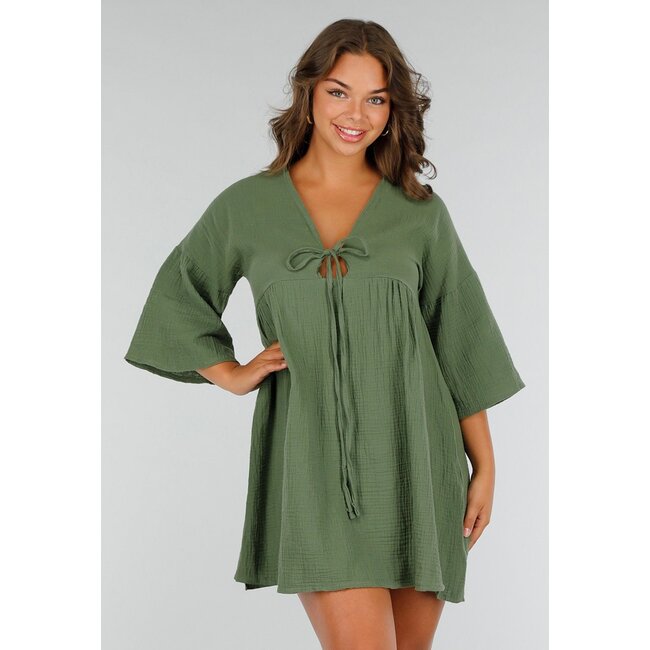 Luftiges khakifarbenes Kleid mit V-Ausschnitt, Schleifendetail und Leinenoptik