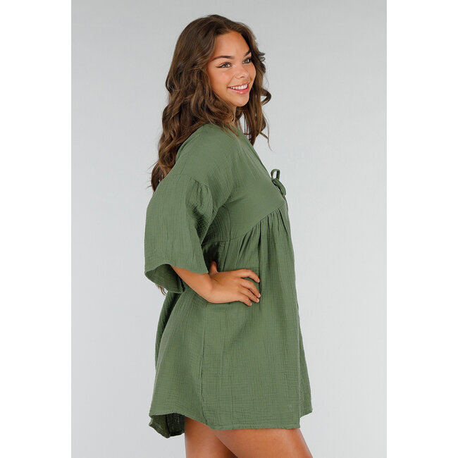 Luftiges khakifarbenes Kleid mit V-Ausschnitt, Schleifendetail und Leinenoptik