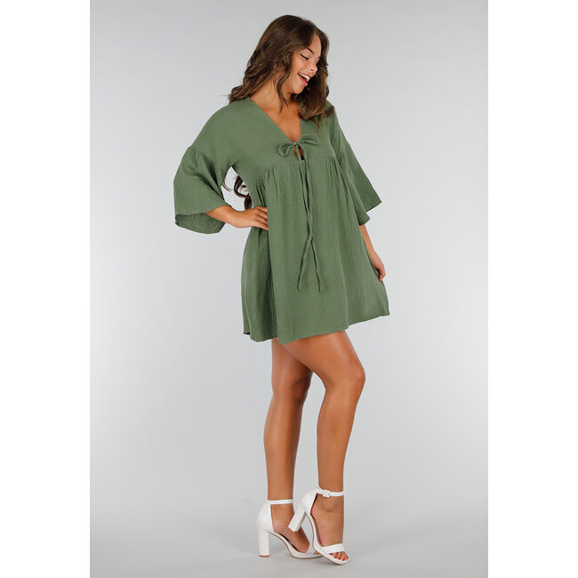 Luftiges khakifarbenes Kleid mit V-Ausschnitt, Schleifendetail und Leinenoptik