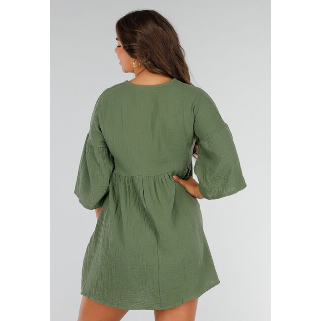 Luftiges khakifarbenes Kleid mit V-Ausschnitt, Schleifendetail und Leinenoptik