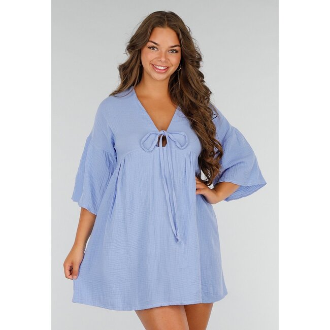 Blaues Kleid mit Schleife und V-Ausschnitt