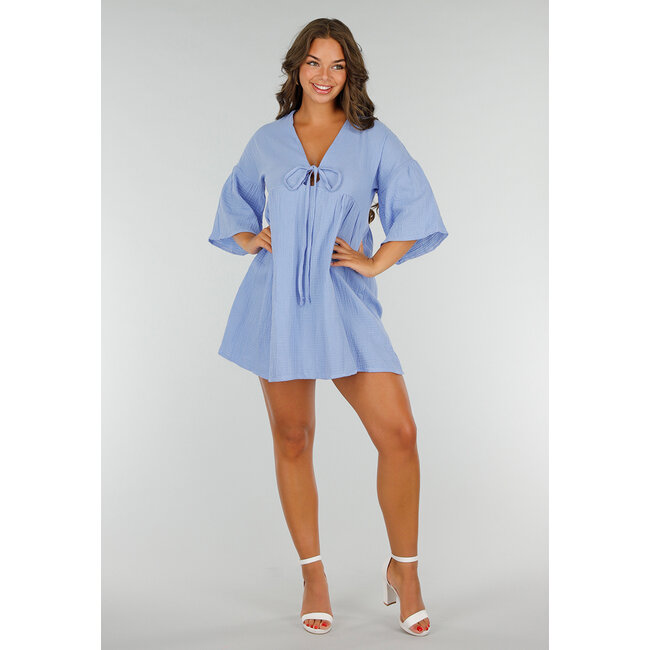 Hellblaues Kleid mit tiefem V-Ausschnitt und lockerer Passform