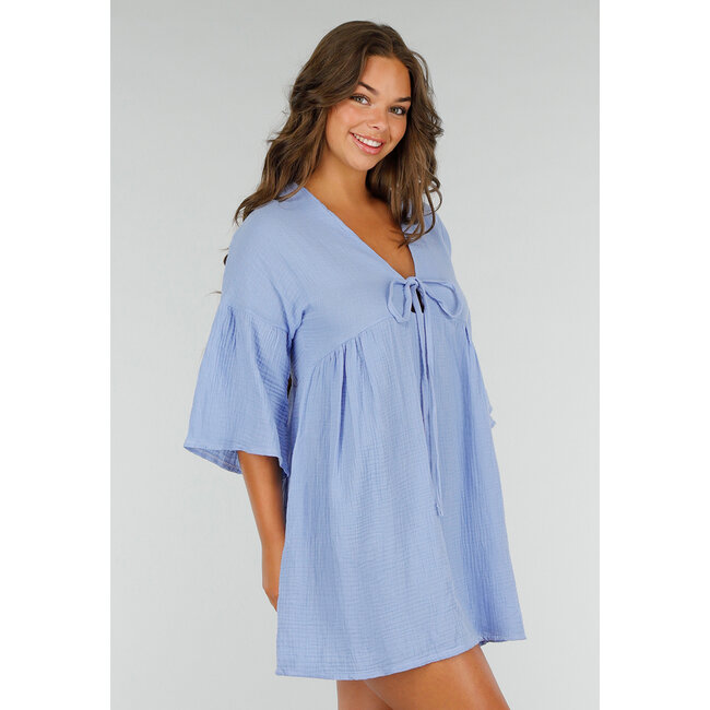 Hellblaues Kleid mit tiefem V-Ausschnitt und lockerer Passform