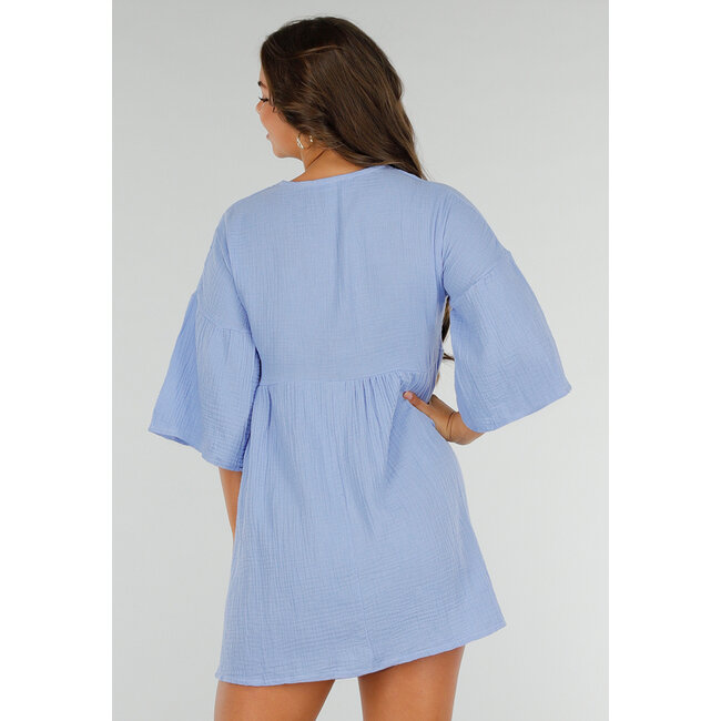 Hellblaues Kleid mit tiefem V-Ausschnitt und lockerer Passform