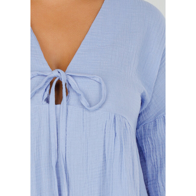 Hellblaues Kleid mit tiefem V-Ausschnitt und lockerer Passform