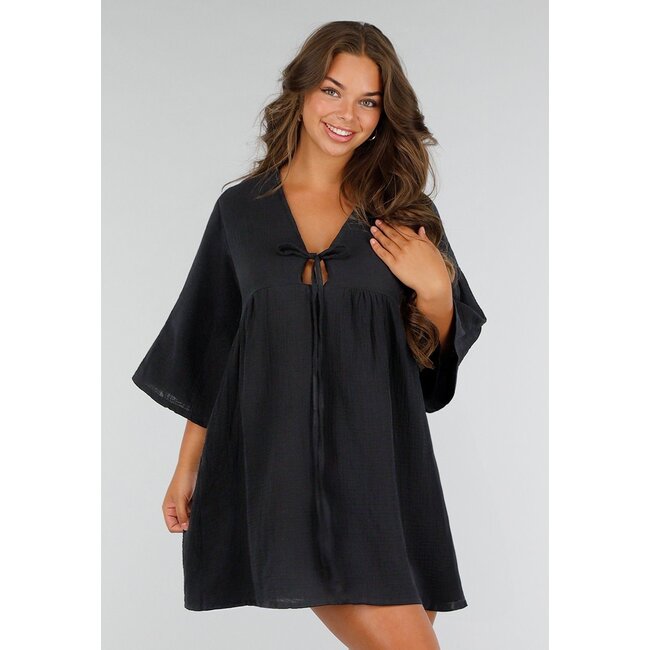 Schwarzes Musselin-Kleid mit V-Ausschnitt, Schleifendetail und Leinenoptik