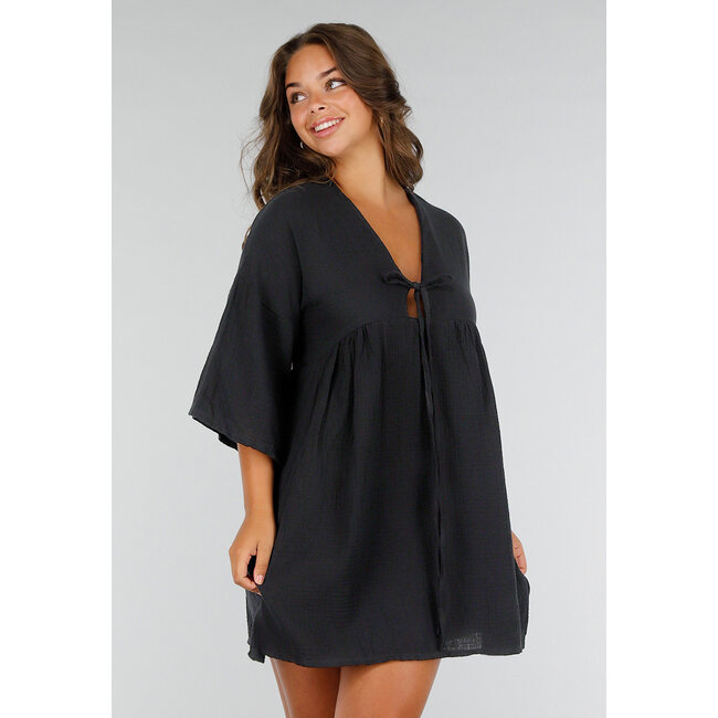 Schwarzes Musselin-Kleid mit V-Ausschnitt, Schleifendetail und Leinenoptik