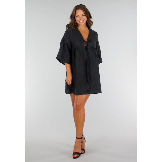Schwarzes Musselin-Kleid mit V-Ausschnitt, Schleifendetail und Leinenoptik
