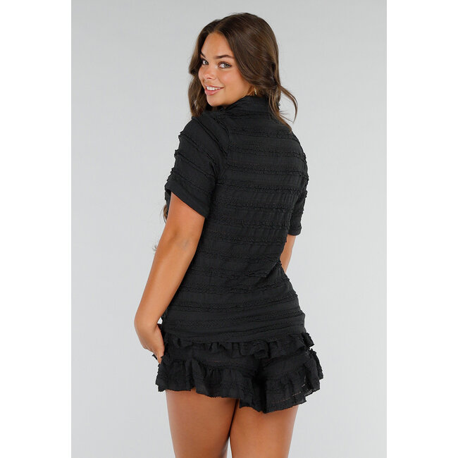 Schwarzer Zweiteiler mit kurzer Rüsche und Stretch-Kragen-Shirt