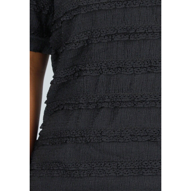 Schwarzer Zweiteiler mit kurzer Rüsche und Stretch-Kragen-Shirt