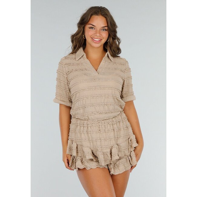Beigefarbenes Stretch-Set mit Kragenhemd und Rüschen-Short