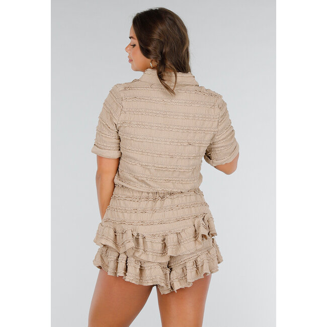 Beigefarbenes Stretch-Set mit Kragenhemd und Rüschen-Short