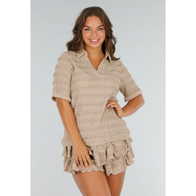 Beigefarbenes Stretch-Set mit Kragenhemd und Rüschen-Short