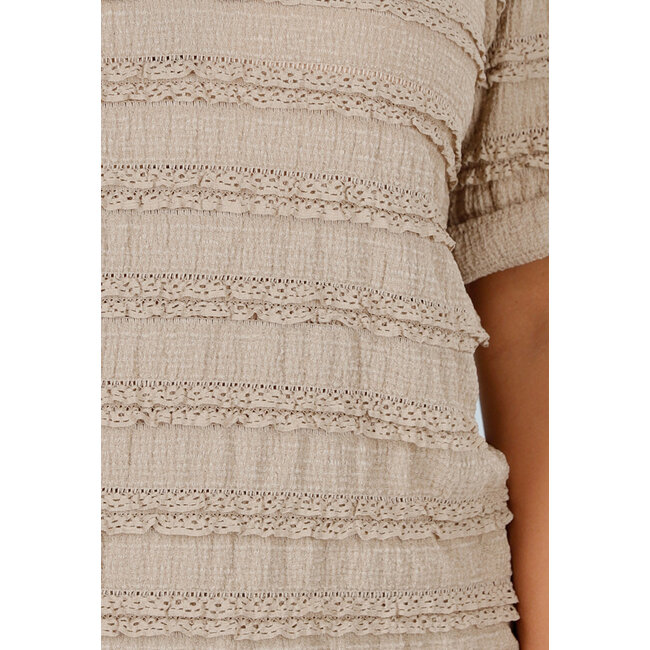 Beigefarbenes Stretch-Set mit Kragenhemd und Rüschen-Short