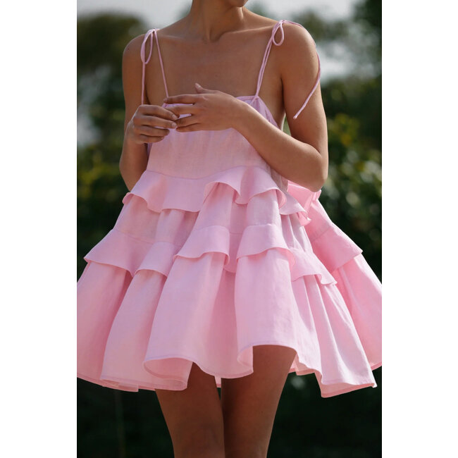 Rosa Minikleid mit Rüschen und Leinenoptik und Schleifenbändern