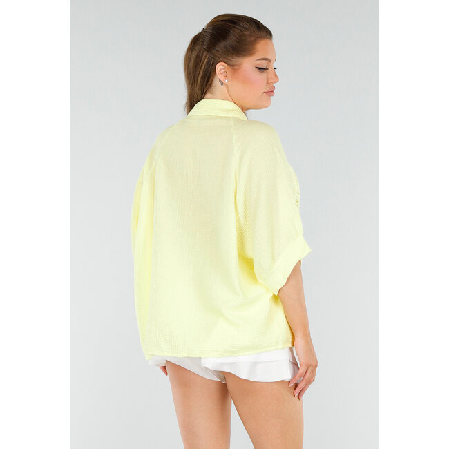 Hellgelbe Baumwollbluse mit Knöpfen und Fleece-Ärmeln