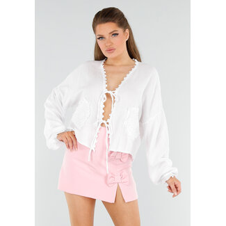Weiße Broderie-Bluse mit Herztaschen