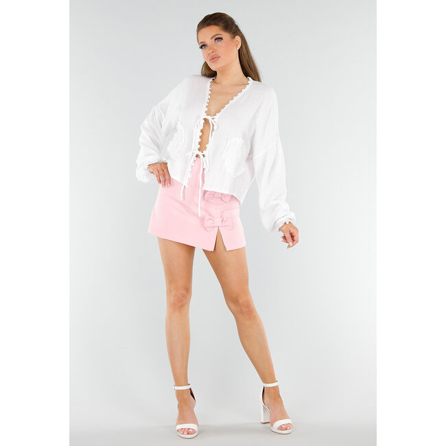 Weiße Bluse mit Kordelzugverschluss und Taschen in Herzform