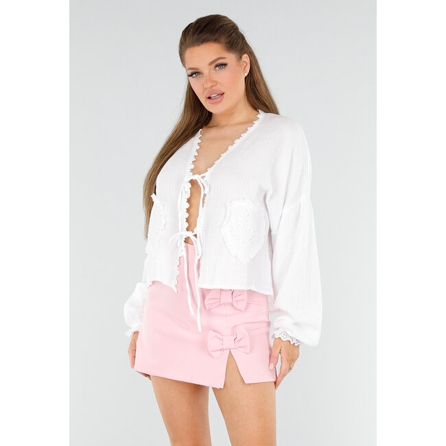 Weiße Bluse mit Kordelzugverschluss und Taschen in Herzform