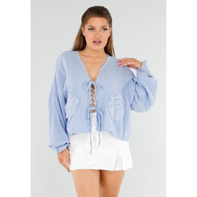 Hellblaue Bluse mit Herztaschen und Broderie in Leinenoptik