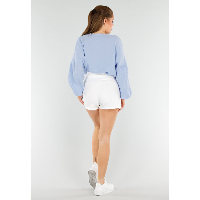 Hellblaue Bluse mit Herztaschen und Broderie in Leinenoptik