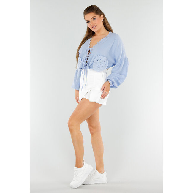 Hellblaue Bluse mit Herztaschen und Broderie in Leinenoptik