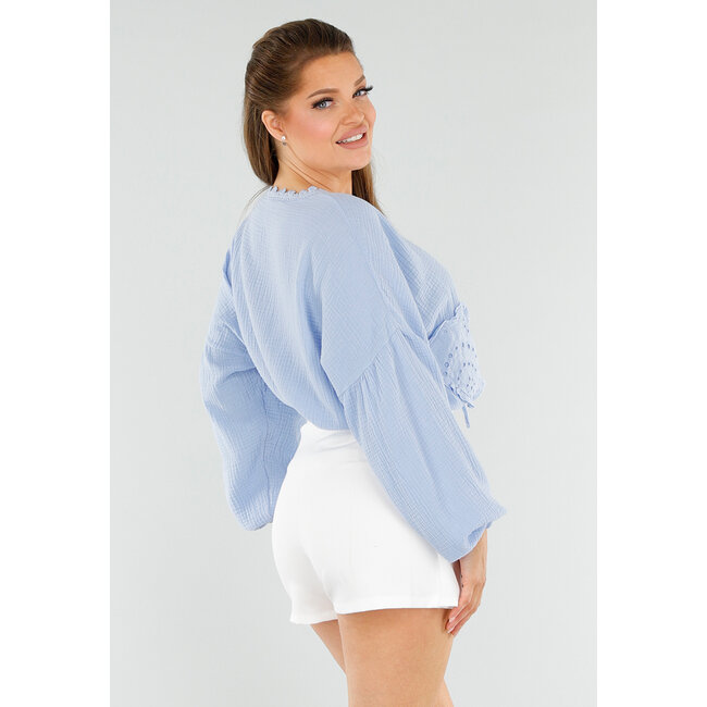 Hellblaue Bluse mit Herztaschen und Broderie in Leinenoptik