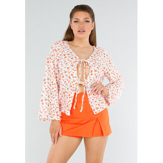 Weiße Bluse mit Blumen und Schleife